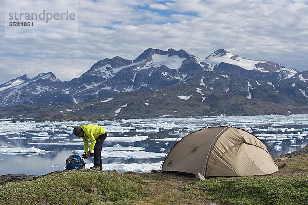 Wanderer  Zelt  Eisschollen und Berge  Tasiilaq oder Ammassalik  Ostgrönland  Grönland