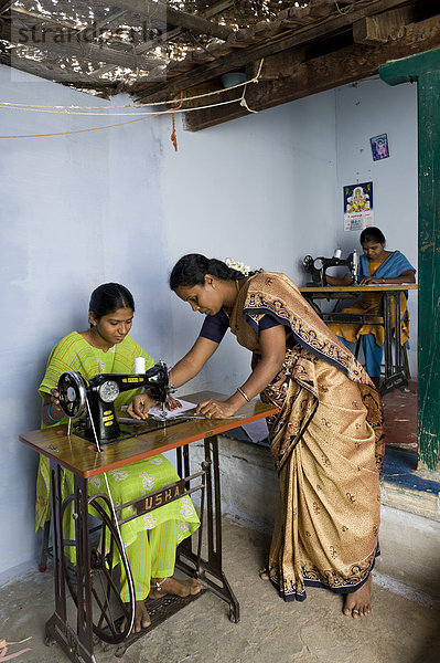 Unter Aufsicht einer Lehrerin wird jungen Frauen Schneidern und Nähen beigebracht  berufliche und technische Ausbildung  Nanniyur Pudhur nahe Karur  Tamil Nadu  Indien  Asien