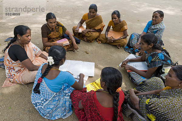 Treffen einer Frauen-Selbsthilfe-Gruppe  Sozialarbeiterinnen  Manmangalam  Patha Kalliyamman Temple  bei Karur  Tamil Nadu  Südindien  Indien  Asien