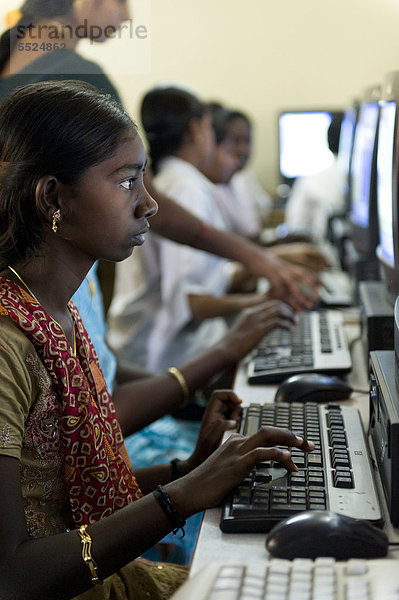 Indische Mädchen erhalten Computer-Unterricht  Kutties Rajiyam  Kids' world  Zentrum für Kinder  Karur  Tamil Nadu  Südindien  Indien  Asien