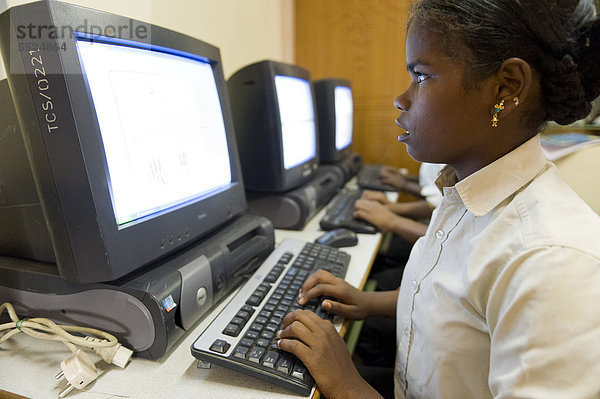 Indisches Mädchen  Computer-Unterricht  Kutties Rajiyam  Kids' world  Zentrum für Kinder  Karur  Tamil Nadu  Südindien  Indien  Asien