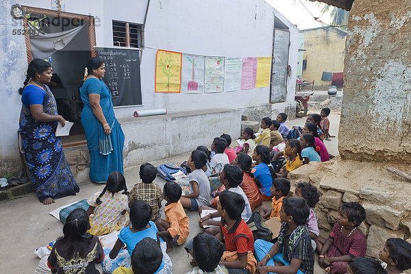 Lehrerinnen und Schüler  Abendschule  Sevandhipalayam  bei Karur  Tamil Nadu  Südindien  Indien  Asien