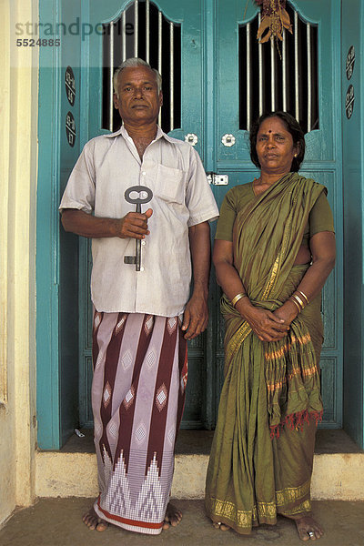 Hausverwalter-Ehepaar einer alten Villa mit großem Schlüssel vor grüner Tür  Chettinad  Tamil Nadu  Südindien  Indien  Asien