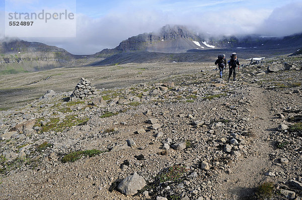 Wanderer  HÊlavÌkurbjarg oder Haelavikurbjarg  Hornstrandir  Westfjorde  Island  Europa