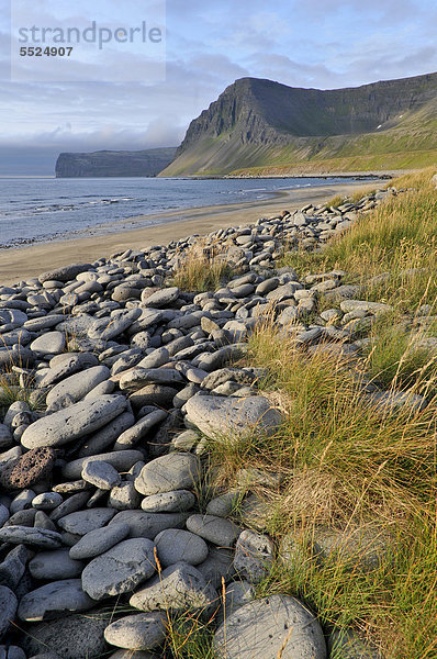 Große Steine am Strand  Bucht HÊlavÌk oder Haelavik  Hornstrandir  Westfjorde  Island  Europa