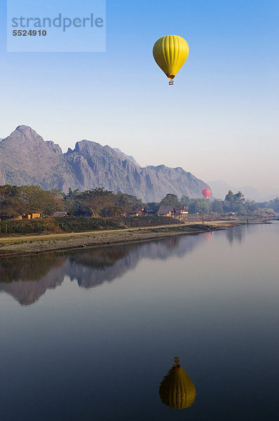 Heißluftballon fliegt über Karstgebirge am Nam Song Fluss  Vang Vieng  Vientiane  Laos  Indochina  Asien