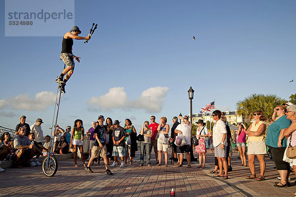 Straßenkünstler und Zuschauer am Mallory Square in Key West  Florida Keys  Florida  USA