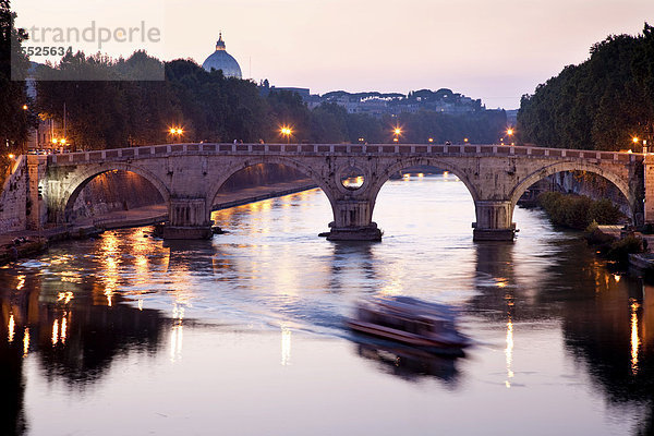Ponte Sisto Brücke in der Abenddämmerung  Rom  Italien  Europa