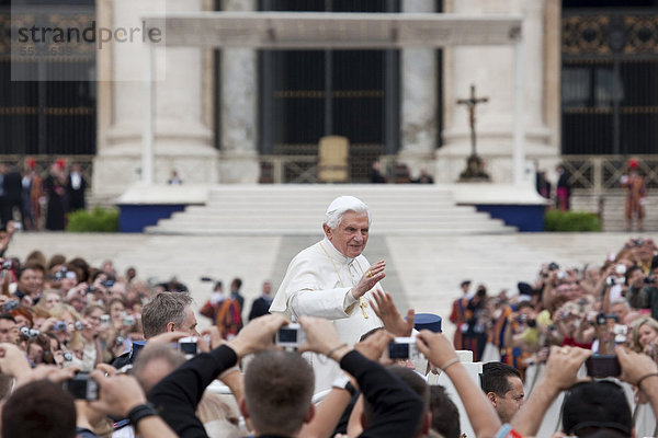 Papst Benedikt fährt mit dem Papamobil zur Begrüßung zwischen seinen Anhängern bei der Generalaudienz auf dem Petersplatz  Rom  Italien  Europa
