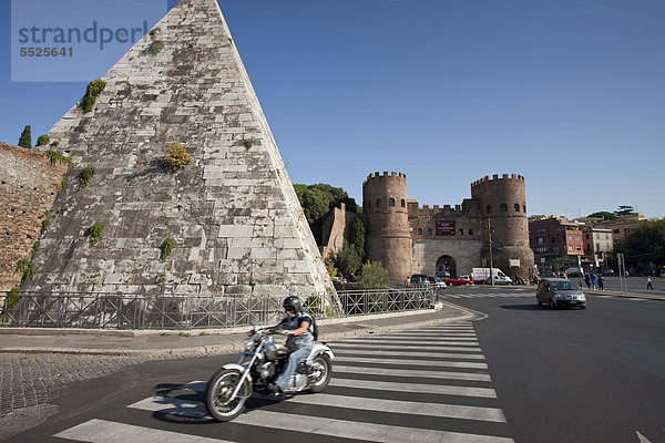 Pyramide des Caius Cestius  aus weißem Marmor  daneben die Porta S. Paolo  Rom  Italien  Europa