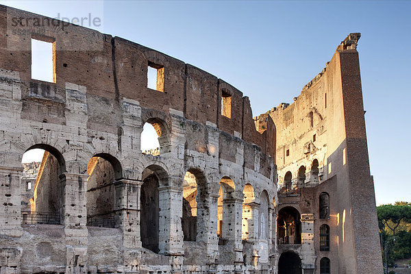 Die Außenmauern des Kolosseums im Abendlicht  Rom  Italien  Europa