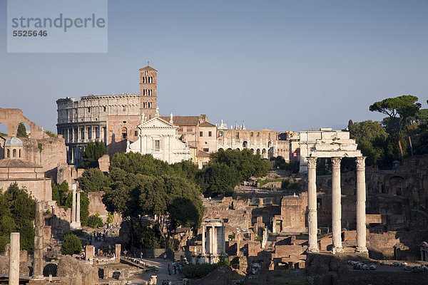 Forum Romanum und das Kolosseum im Abendlicht  Rom  Italien  Europa
