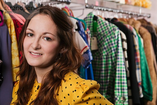 Junge Frau in Kleidung Shop  Porträt