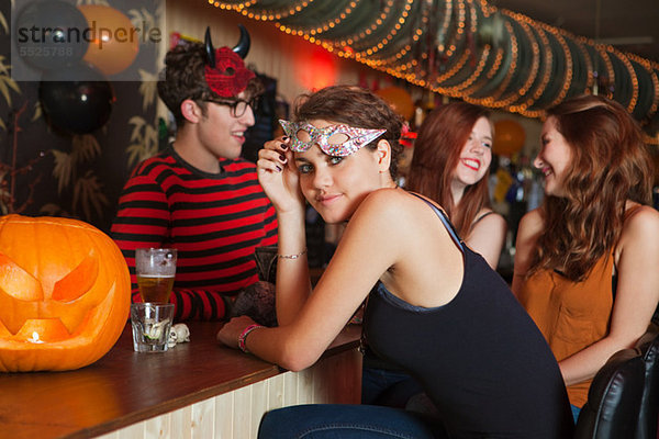 Junge Freunde sitzen in der Bar