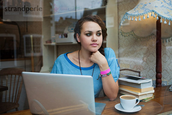 Junge Frau im Cafe mit laptop