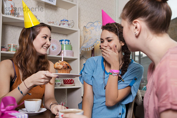 Junge Frauen feiern Freund hat Geburtstag im cafe
