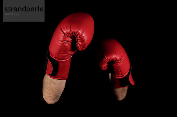 Nahaufnahme von Boxerarmen und -handschuhen