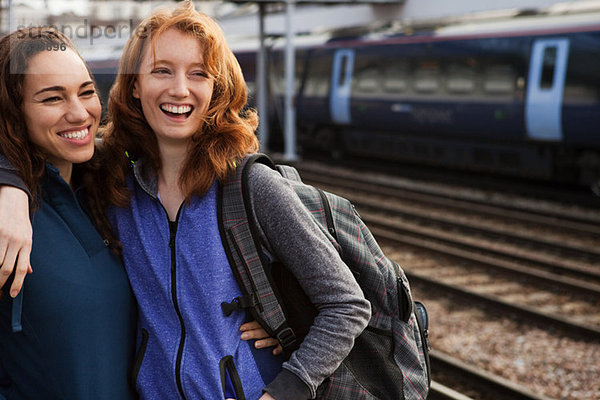 Junge Frauen Lächeln am Bahnhof