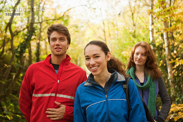 Junge Freunde zu Fuß in Wald