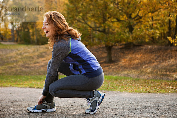 Junge Frau beim Stretching im Park