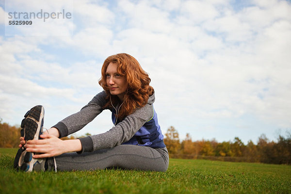 Junge Frau beim Stretching im Park