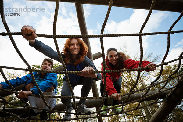 Junge Freunde beim Klettern in der Sturmkursausrüstung