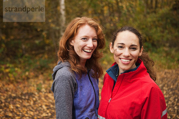 Junge Frauen im Wald  lächelnd Portrait