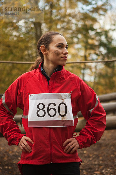 Junge Frau in Sportkleidung stehen im Wald