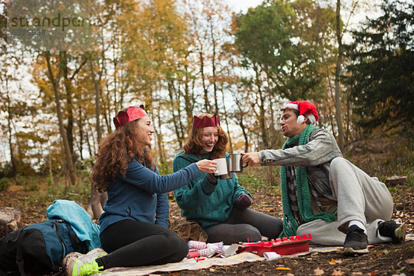 Freundschaft Hut Wald jung Kleidung Krone