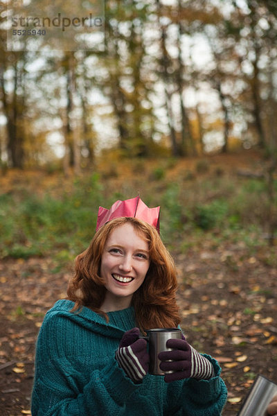 Young Woman wearing Krone im Wald  Porträt