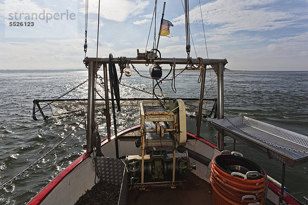Krabbenfischerboot auf der Nordsee  Sylt  Schleswig-Holstein  Deutschland  Europa