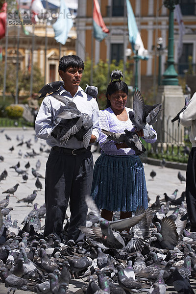 Einheimische posieren mit Tauben  Plaza Murillo  La Paz  Bolivien