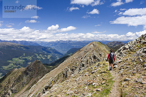 Wanderer auf dem Grat vom Ultner Hochwart zur Schöngrubspitz  Ultental  hinten die Schöngrubspitz  Ulten im Frühling  Südtirol  Italien  Europa