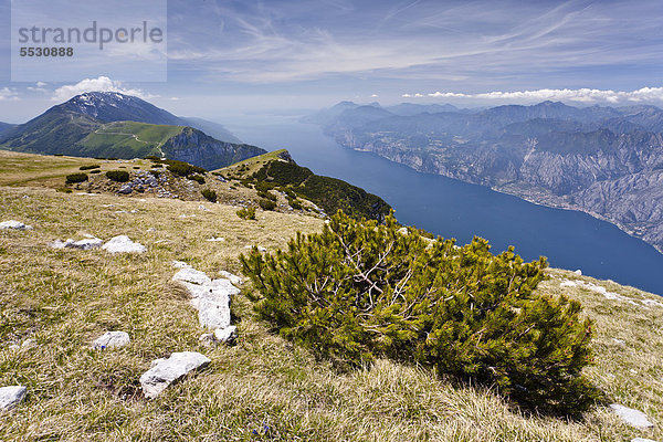 Auf dem Monte Altissimo oberhalb von Nago  unten der Gardasee  hinten der Monte Baldo  Trentino  Italien  Europa