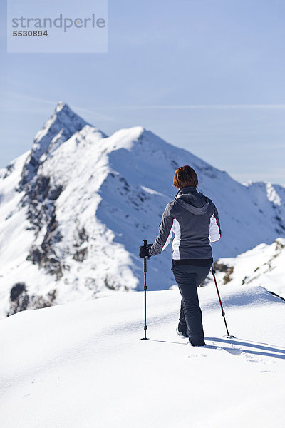Wanderin auf der Röthenspitz oberhalb vom Penser Joch  hinten der Gipfel des Penser Weisshorn  Sarntal  Südtirol  Italien  Europa