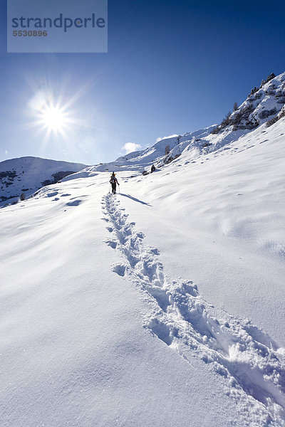 Schneeschuhwanderer beim Aufstieg zur Jagelealm im Ridnauntal oberhalb von Entholz  Südtirol  Italien  Europa