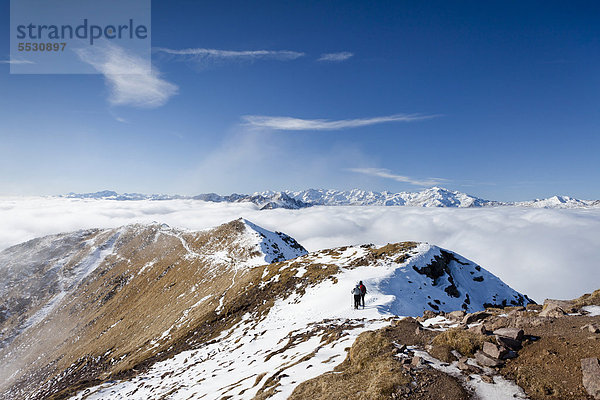 Wanderer auf der großen Laugenspitze oberhalb der Laugenalm  hinten die Ultner Berge  Gampenpass  Südtirol  Italien  Europa