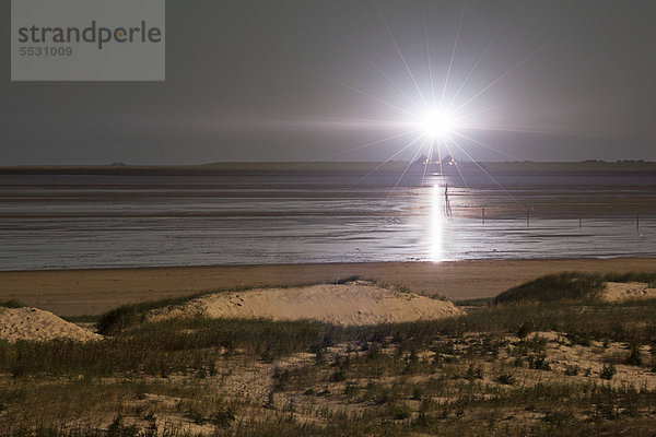 Der Leuchtturm Westerhever bei Vollmond  gesehen von St. Peter Ording aus  Nordfriesland  Schleswig-Holstein  Deutschland  Europa