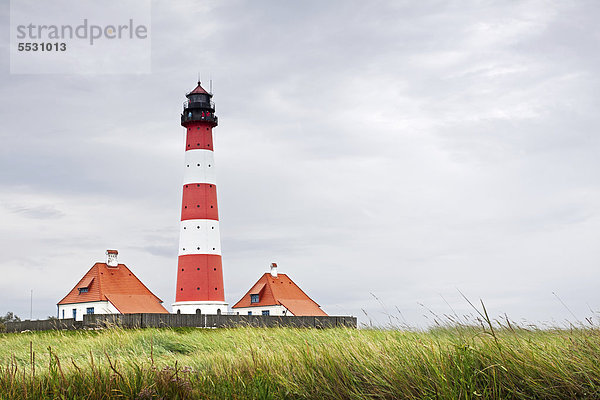 Der Leuchtturm Westerheversand auf der Halbinsel Eiderstedt  Nordfriesland  Schleswig-Holstein  Deutschland  Europa