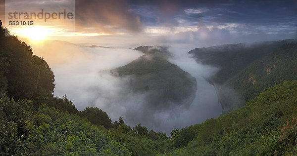 Saarschleife zu Sonnenaufgang mit leichtem Nebel über dem Flussverlauf  Saar  Orscholz  Saarland  Deutschland  Europa