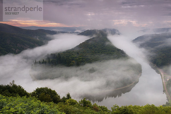 Saarschleife im Morgenrot mit leichtem Nebel über dem Flussverlauf  Saar  Orscholz  Saarland  Deutschland  Europa