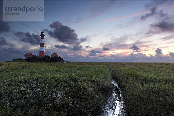 Europa Abend Himmel Leuchtturm streichen streicht streichend anstreichen anstreichend Gezeiten Deutschland Schleswig-Holstein