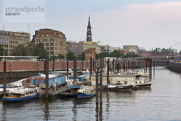 Hamburger Binnenhafen mit Barkassen und Fleetbooten  Hamburg  Deutschland  Europa