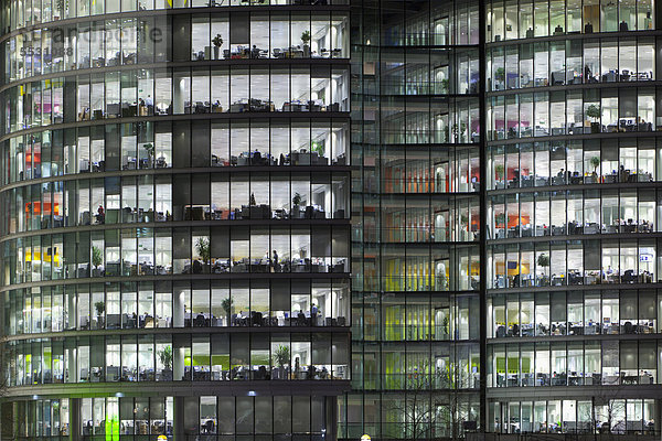 Bürogebäude des More London Bürokomplexes in der Abenddämmerung  London  England  Großbritannien  Europa