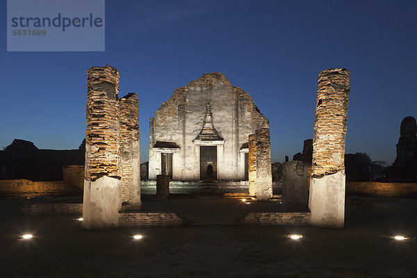 Antike Ruinen von Wat Phra Si Rattana Mahathat bei Nacht  Lopburi  Thailand  Asien