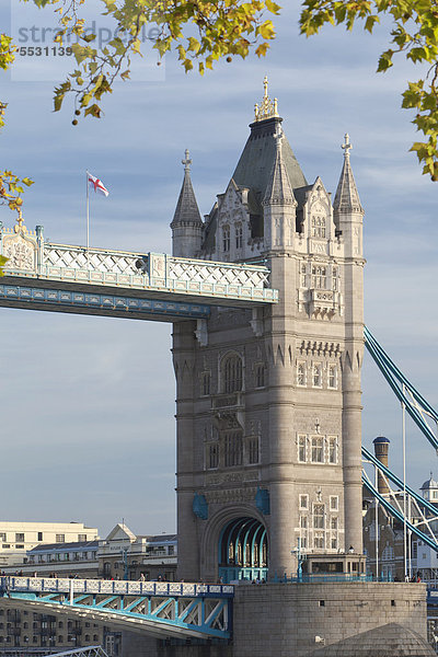 Detailansicht der Tower Bridge vom Nordufer der Themse Richtung Osten  London  England  Großbritannien  Europa