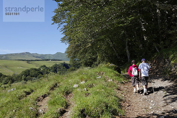 Junge Wanderer im Fontaine Salee Reservat  Regionaler Naturpark Volcans díAuvergne  Sancy Massiv  Puy de Dome  Auvergne  Frankreich  Europa