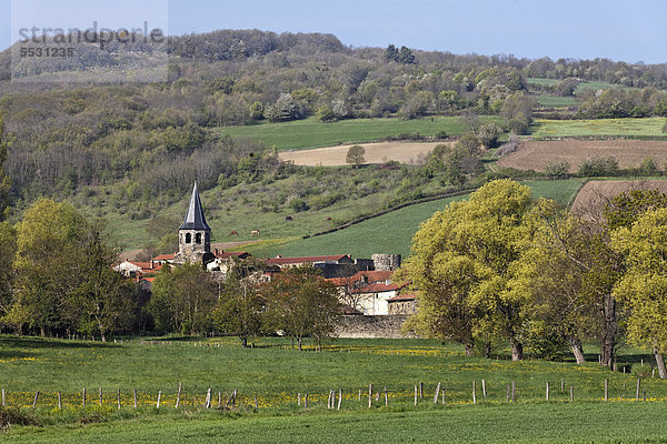 Landschaft bei den Dörfern Lembronnais und Mareugheol  Auvergne  Frankreich  Europa