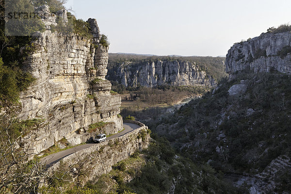 Straße entlang der Klippen im Ardeche-Tal  Ardeche  Frankreich  Europa