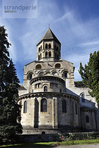 Romanische Kirche aus dem 12. Jahrhundert im Dorf Saint-Saturnin  wird als eines der schönsten Dörfer Frankreichs bezeichnet  Puy de Dome  Frankreich  Europa